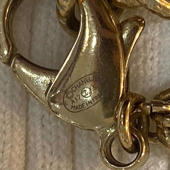 💓Sold💓Chanel medallion necklace with Pearl chain - Picture 4 of 7